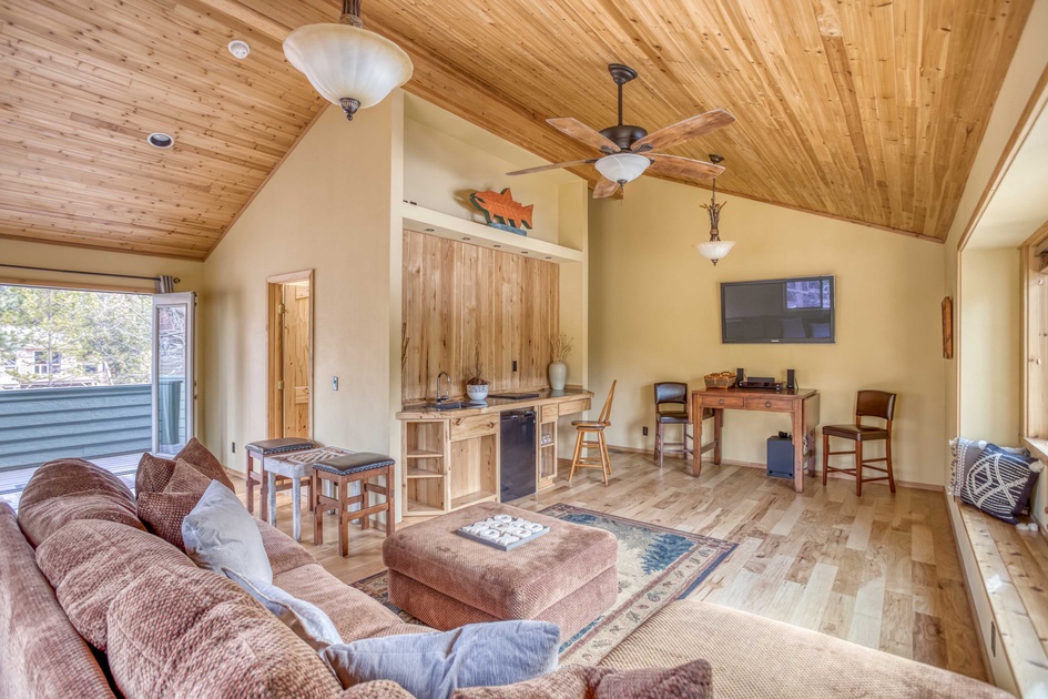 meredithlodging's tweet photo. Enjoy all Sunriver has to offer from Yellow Rail .

Book the perfect vacation home at Yellow Rail, just a short walk from the heart of Sunriver. With 3 bedrooms and 4 bathrooms, this home comfortably sleeps up to 10 guests.

Learn more about this home at https://t.co/BpcNN7ktTb https://t.co/ZkvEwJe4sp