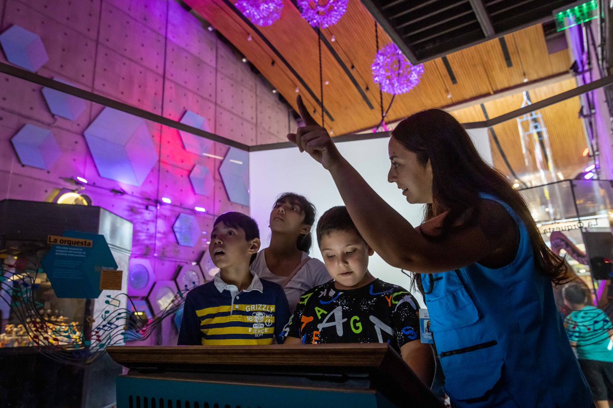 ClaudiaPizarro's tweet photo. El Consejo Consultivo de Niños, Niñas y Adolescentes de La Pintana es una instancia que promueve y practica la participación. Sus integrantes, que suman 25, disfrutaron de una hermosa jornada en el Museo Interactivo Mirador. Así se conocen más y tienden lazos de fraternidad. 💜🦋 https://t.co/vRud2DEpIt