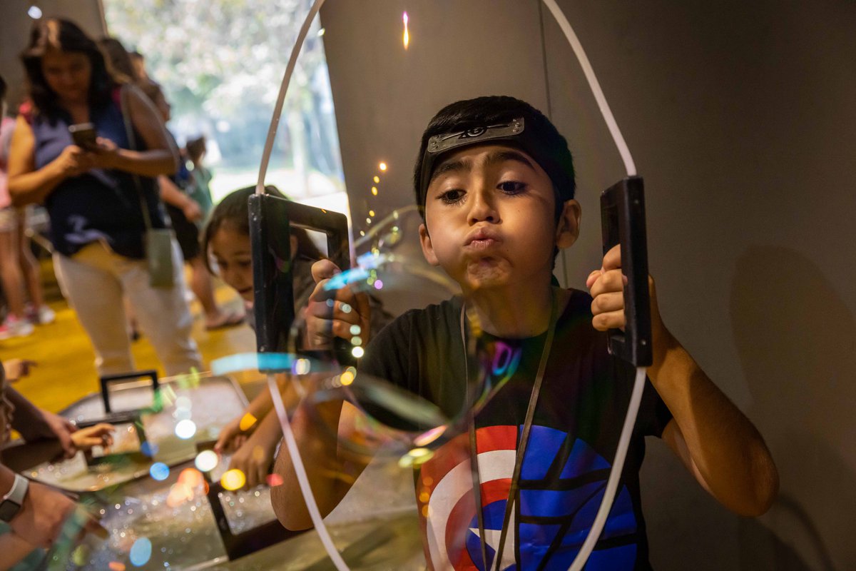 ClaudiaPizarro's tweet photo. El Consejo Consultivo de Niños, Niñas y Adolescentes de La Pintana es una instancia que promueve y practica la participación. Sus integrantes, que suman 25, disfrutaron de una hermosa jornada en el Museo Interactivo Mirador. Así se conocen más y tienden lazos de fraternidad. 💜🦋 https://t.co/vRud2DEpIt