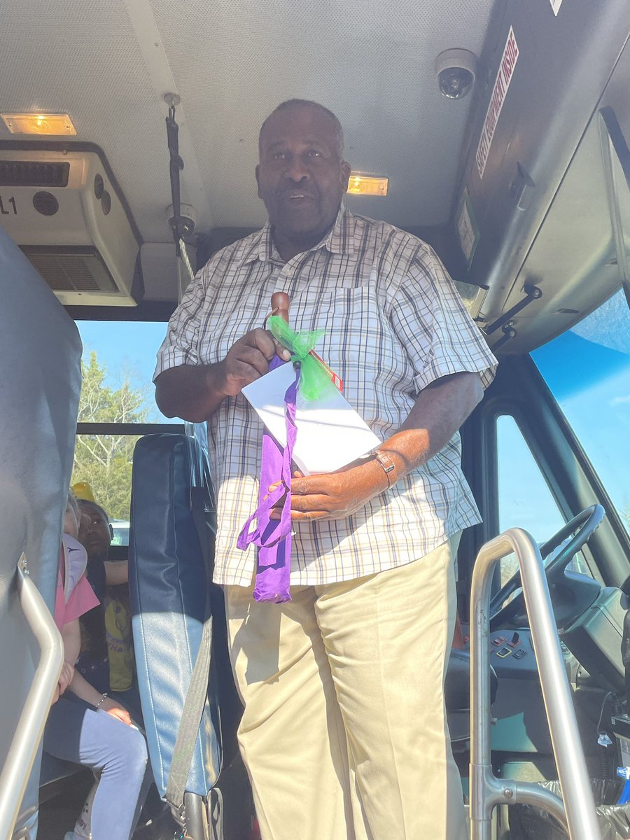 HESHORNETSROCK's tweet photo. Happy National School Bus Driver Day to all of Saluda County School's Bus Drivers! We appreciate you today and everyday! Rain or shine... we can count on you every time!💚🚌💜 https://t.co/FlKjShOP4t