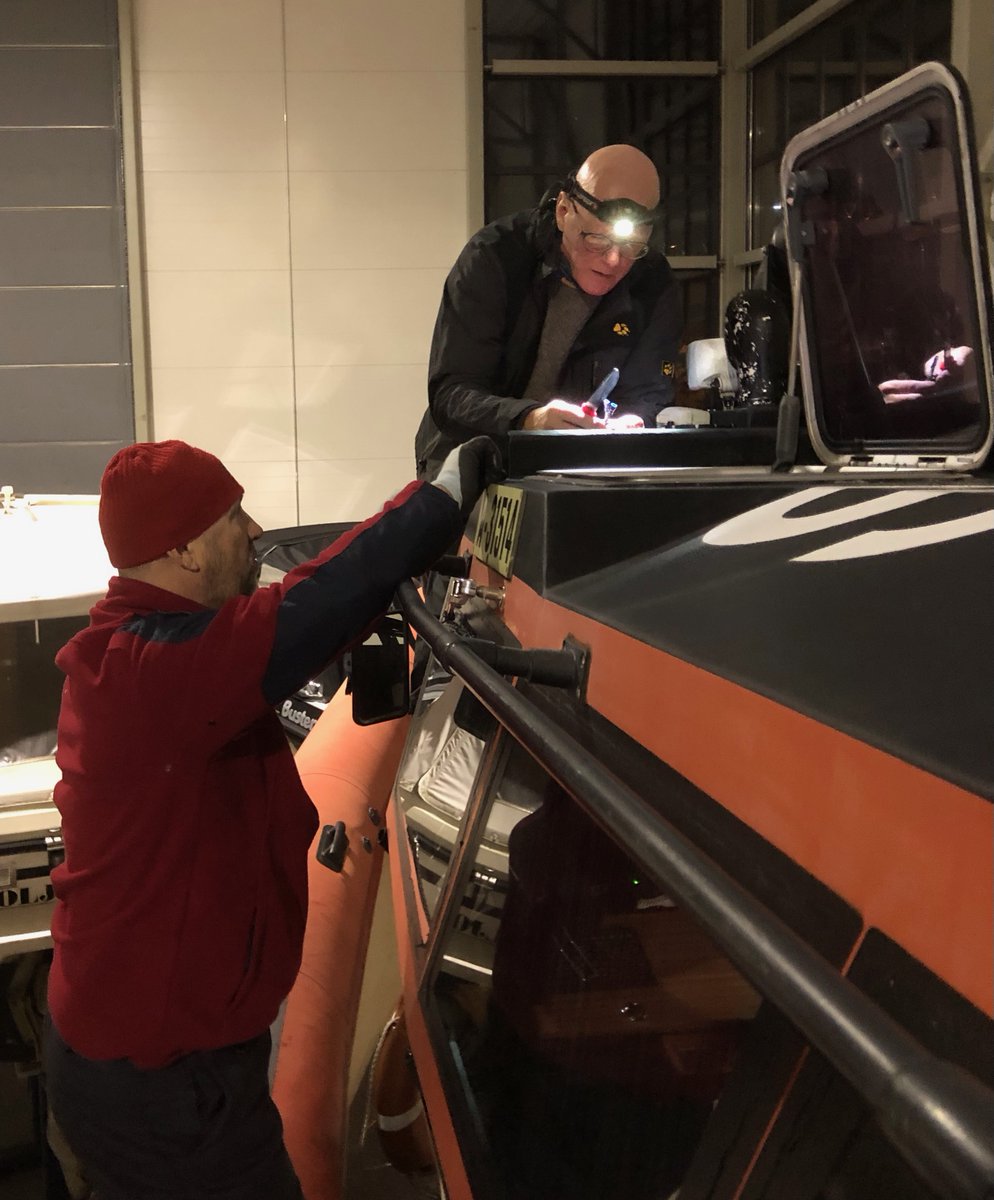 Talvihuoltojen teko on yhtä juhlaa, kun ne saa tehdä lämpimässä hallissa. Tänään vuorossa muun muassa vanhojen työvalojen irrotus sekä vaihteiston ja jetin öljynvaihdot. Työlistalla olevien kohteiden lista lyhyeni mukavasti #maailmanparasharrastus #sar #meripelastus #savonlinna