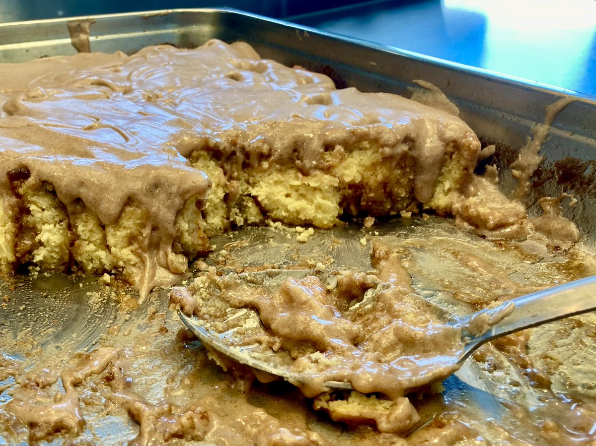 smartestkitchen's tweet image. When you come out of an #AfternoonMeeting and find there is a fresh pan of still-warm, deliciously-oozing-icing covered #CinnamonBuns free for the taking in the staff #DemoKitchen ~ Thank You Chef! 🫡 #WeKnowFood #ILoveMyJob #WednesdayMotivation #PEIFoodStory