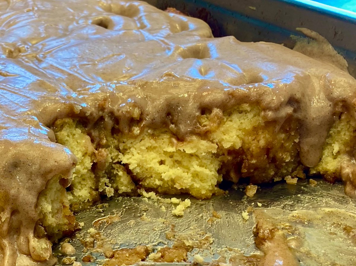 smartestkitchen's tweet image. When you come out of an #AfternoonMeeting and find there is a fresh pan of still-warm, deliciously-oozing-icing covered #CinnamonBuns free for the taking in the staff #DemoKitchen ~ Thank You Chef! 🫡 #WeKnowFood #ILoveMyJob #WednesdayMotivation #PEIFoodStory