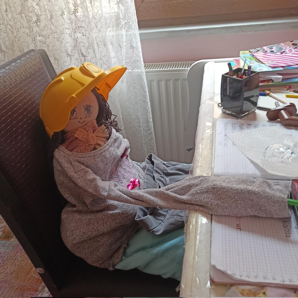 mtnmenekse's tweet photo. 1. sınıfa giden kızıma ödevlerini yap, birazdan kontrole gelicem dedim. Karşılaştığım manzara:) Bu ödevler bitmezz ... https://t.co/9YGWHjgaUj
