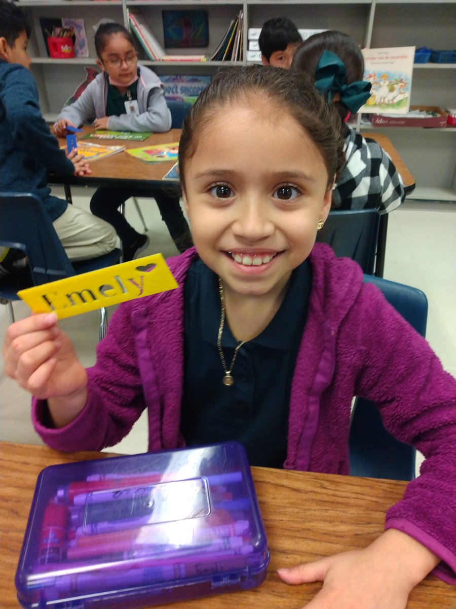 Good_Library200's tweet photo. Unbeatable collaboration of Art, Literature and Science with 3rd grade! Kids designed and printed their own 3D bookmarks with the help of Ms. Q, Ms. Huber and Ms. Sosa. They can't wait to read! 
#iisdlibraries #iisd #johnrgood #3dprinting #collaboration https://t.co/2Uv3fnOH6p