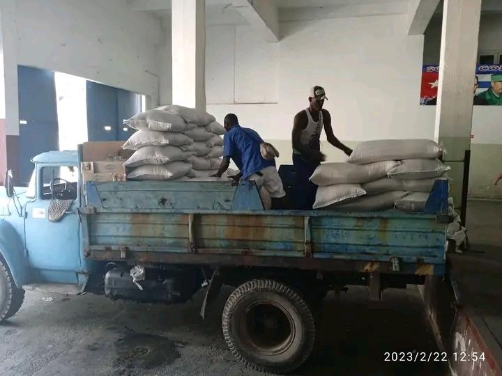 Los trabajadores de la Empresa Mayorista Habana I continúan trabajando en la distribución de la Canasta Familiar Normada.  
#comerciocuba62
#MejorEsPosible