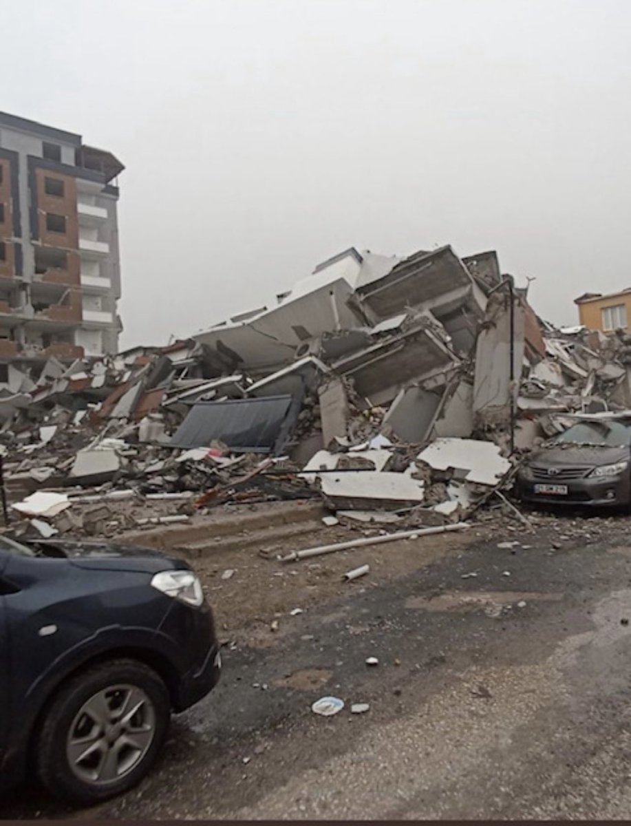 eacarerX's tweet photo. 1-Antep'in Nurdağı ilçesinde 300 kişinin öldüğü site ve apartmanların, AKP'li belediye meclis üyesi müteahhiti Yunus Kaya kayıplara karışmıştı. https://t.co/Lk99KfPKkf