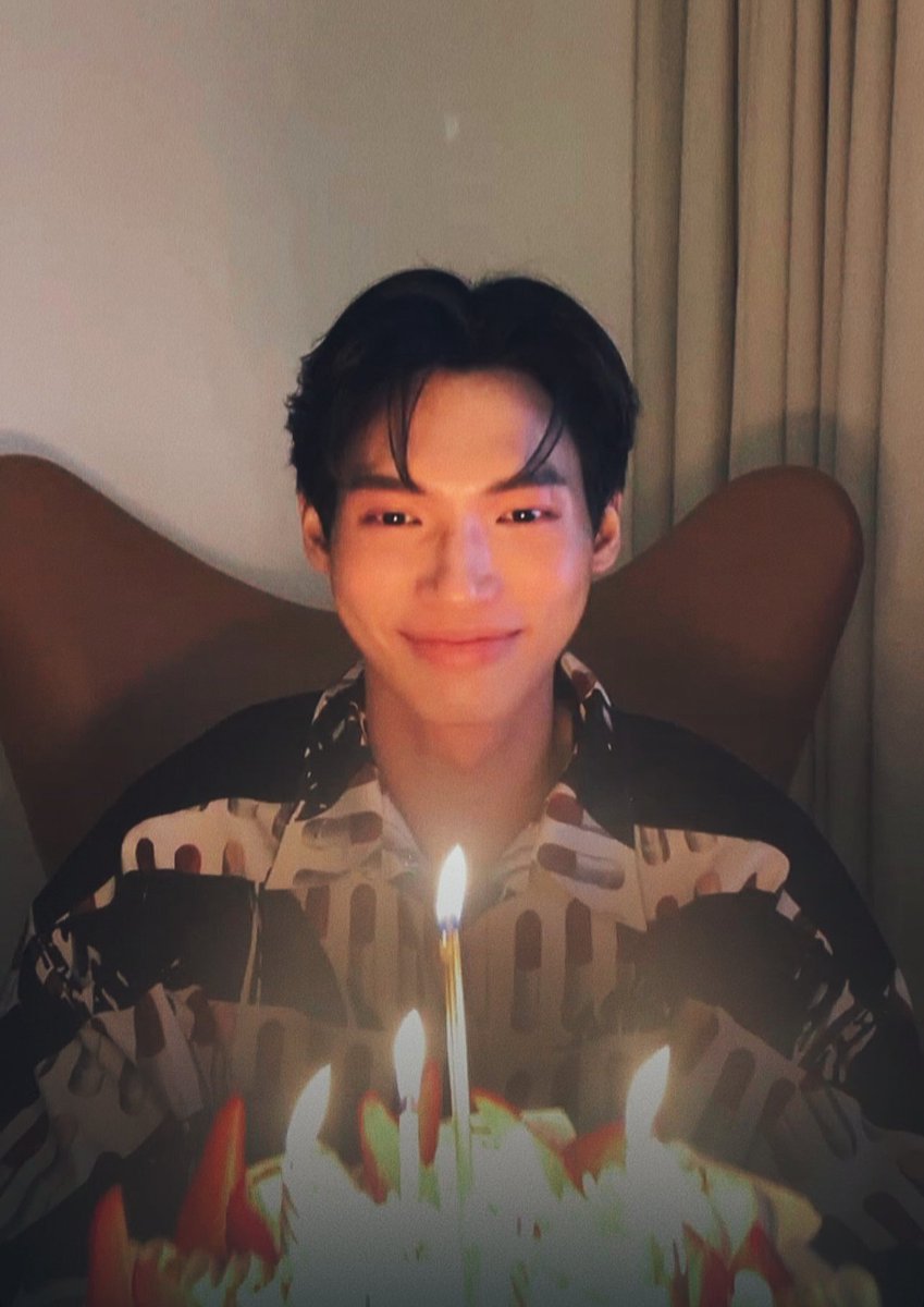 PortalBrightWin's tweet photo. [220223] O Win fez uma live no Instagram hoje mais cedo, para comemorar o seu aniversário que foi ontem ❤

Nessa thread vamos trazer algumas traduções, segue o fio! ⬇️

#PBWthread #WishWIN24thHappyLive #winmetawin https://t.co/dFKFDS2t6N