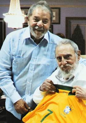 📷 #FidelCastro Sostiene encuentro con el ex presidente de Brasil, Luis Inacio Lula Da Silva, quien le regala una camiseta de la Selección de Brasil con el número 7.

👉 28 de febrero de 2014

#ComandanteEnJefe #RevolucionCubana #SomosCuba