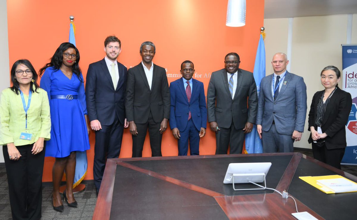 ECA_OFFICIAL's tweet photo. Antonio Pedro de @ECA_OFFICIAL a rencontré @WilliamAsiko de @RockefellerFdn, V.P. Afrique, et @Ngangaj, Vice-Président pr l'Afrique de @EnergyAlliance. Ont discuté de l'importance d'utiliser l'élan autour de #ABF2023 pr stimuler le développement des marchés africains du carbone. https://t.co/6bqi9T7tzG