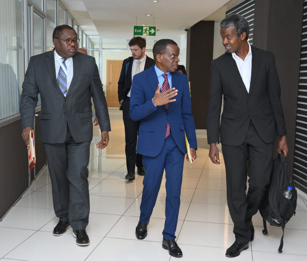 ECA_OFFICIAL's tweet photo. Antonio Pedro de @ECA_OFFICIAL a rencontré @WilliamAsiko de @RockefellerFdn, V.P. Afrique, et @Ngangaj, Vice-Président pr l'Afrique de @EnergyAlliance. Ont discuté de l'importance d'utiliser l'élan autour de #ABF2023 pr stimuler le développement des marchés africains du carbone. https://t.co/6bqi9T7tzG