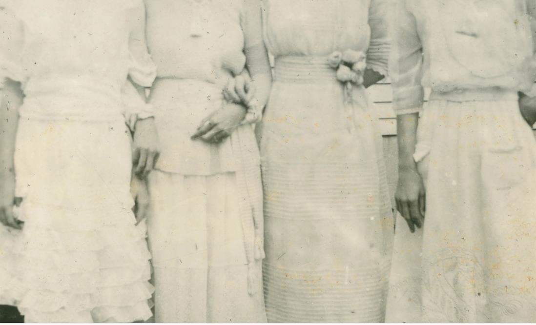 I'm talking Feb 23 @EPICMuseumCHQ on Photo Album of the Irish #Canada @PhotoMuseumIRL @dmulrooney 

 @TLRHub @HeaneyCentre #IrelandsBorderCulture #SharedIsland @hea_irl Image: close-up bridal group 1920 from Whitfield family who emigrated from #Cavan
lnkd.in/ePMwZYii