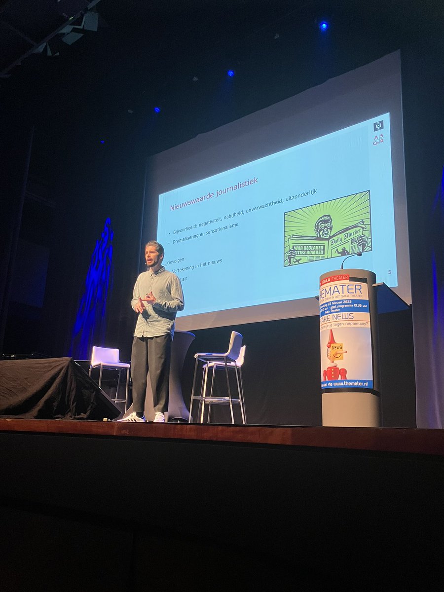 rensvl's tweet image. Bij @themateravond over misinformatie legt @TonivdMeer aan een volle zaal uit hoe nieuwswaarden bijdragen aan systematische biases in het nieuws