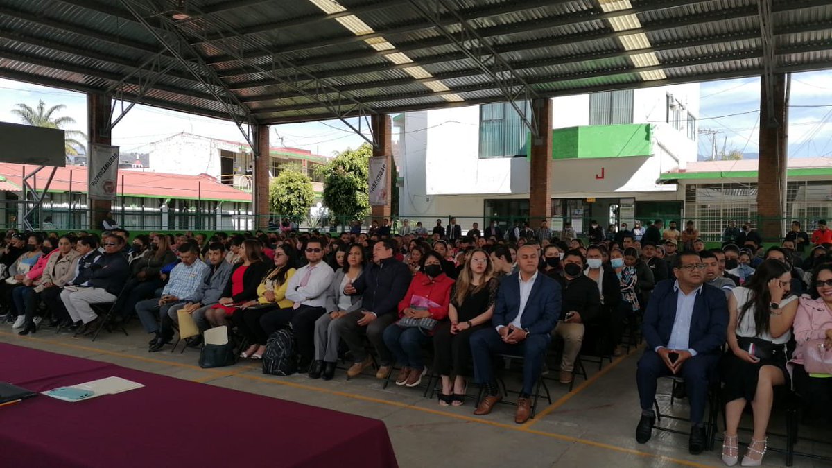 ignacio_rubi's tweet photo. Con el objeto de reconocer el esfuerzo de l@s maestr@s y otorgarles certeza y estabilidad laboral, entregué en representación del Gobernador @alfredodelmazo 814 Nombramientos de Basificaciones en la Región XVl #Tenancingo.
@somoscecytem @geramonro05 @hectorgs4437 https://t.co/FeLSZ00EaT