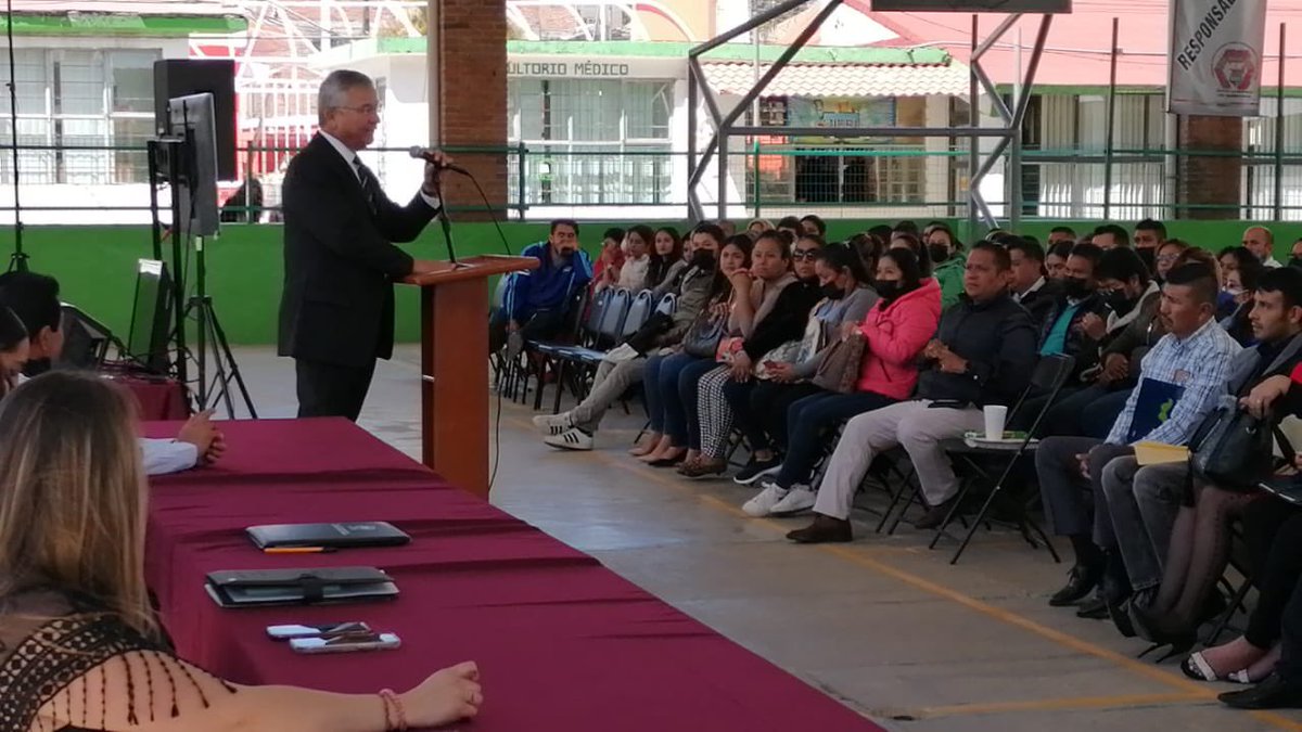 ignacio_rubi's tweet photo. Con el objeto de reconocer el esfuerzo de l@s maestr@s y otorgarles certeza y estabilidad laboral, entregué en representación del Gobernador @alfredodelmazo 814 Nombramientos de Basificaciones en la Región XVl #Tenancingo.
@somoscecytem @geramonro05 @hectorgs4437 https://t.co/FeLSZ00EaT
