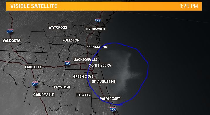 RobertSpetaWX's tweet photo. Patch of sea fog rolling up the coast of Florida, formed right on the edge of the gulf stream this afternoon and is now creating some reduced visibility along our beaches. @FCN2go #Jacksonville @fcntim https://t.co/meThLdaVm9