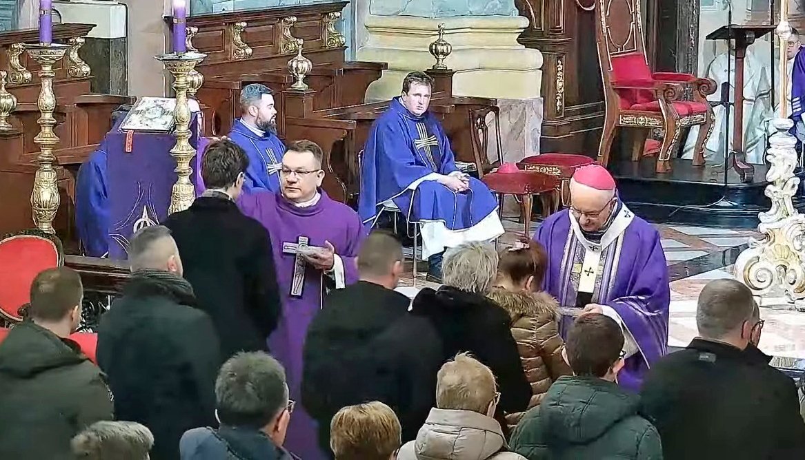 Popiół przypomina o przemijalności życia. Wszystko nad czym pracujemy i o co zabiegamy może stać się popiołem i prochem, ale w Bożym ręku, z Bożym błogosławieństwem ten popiół przemienia się w diament - powiedział w katedrze w Środę Popielcową abp <a href="/StanislawBudzik/">Stanisław Budzik</a>. 
<a href="/ArchLubelska/">Archidiecezja Lubelska</a>
