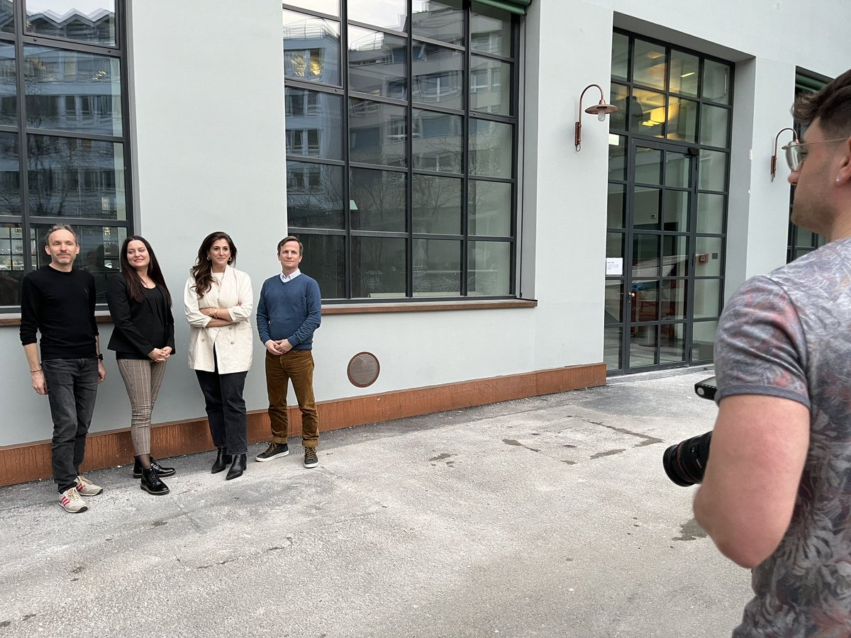 Fotografen beim fotografieren fotografieren… Ich freue mich sehr auf die Zusammenarbeit mit der neuen Tagi-Chefredaktorin <a href="/raphaelabirrer/">Raphaela Birrer</a> und ihrem neuen Team: <a href="/Kerstin_Kolumna/">Kerstin Hasse</a> <a href="/matthiaschapman/">Matthias Chapman</a> und <a href="/hollerazu/">Adrian Zurbriggen</a>!