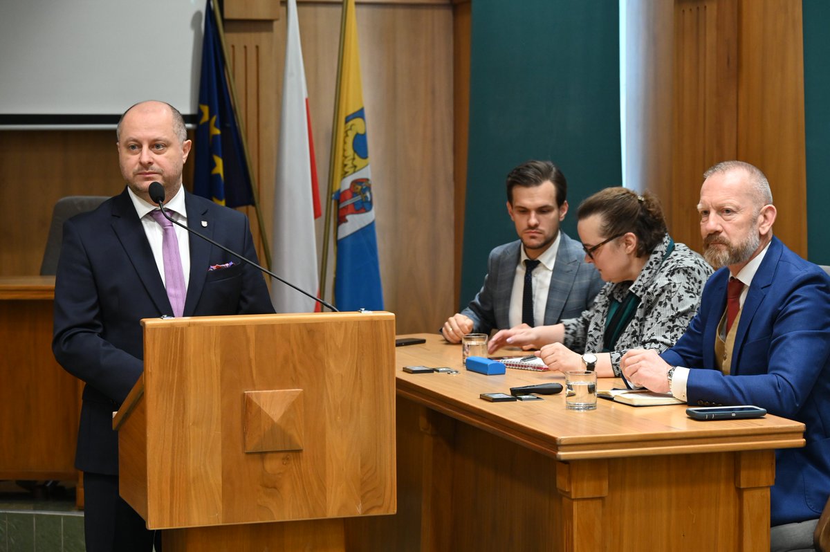 Ruda_Slaska's tweet photo. Rozwój sektora energetyki odnawialnej w miejscu byłych zakładów górniczych to wskazania ekspertów @WorldBankPoland  na zagospodarowanie terenów pokopalnianych w #RudaŚląska
➡️ https://t.co/VT1cj2fXzv https://t.co/xkAnqop3HB