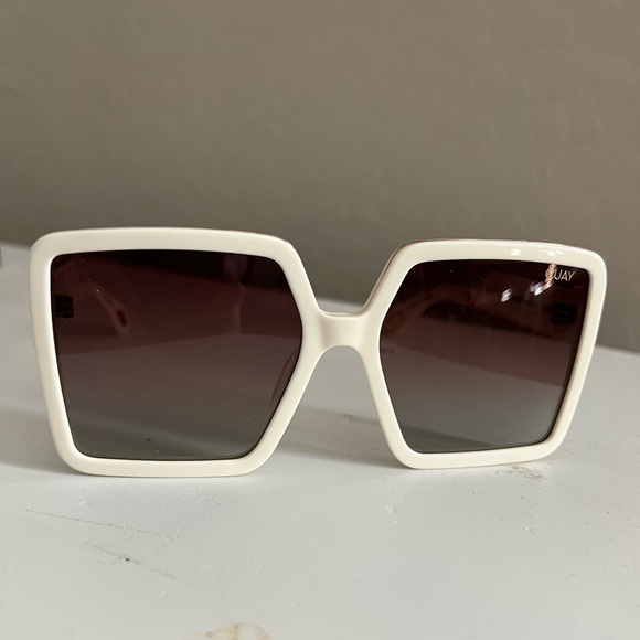 MommiesFreebies's tweet photo. So good I had to share! Check out all the items I'm loving on @Poshmarkapp #poshmark #fashion #style #shopmycloset #quayaustralia #veja: https://t.co/EO7PVYyNFN https://t.co/Xl4s0TyIvT