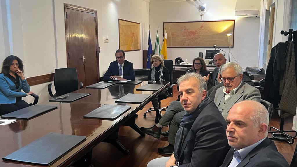 AlessandArico's tweet photo. Sono stato in visita all’Istituto Case Popolari di #Palermo, prima tappa di un tour che mi porterà a visitare tutti gli #IACP della #Sicilia, dove ho incontrato il commissario Alessandra Russo, il direttore Sardo e i responsabili di settore.

#governoSchifani @Regione_Sicilia https://t.co/ahgujp8R6M