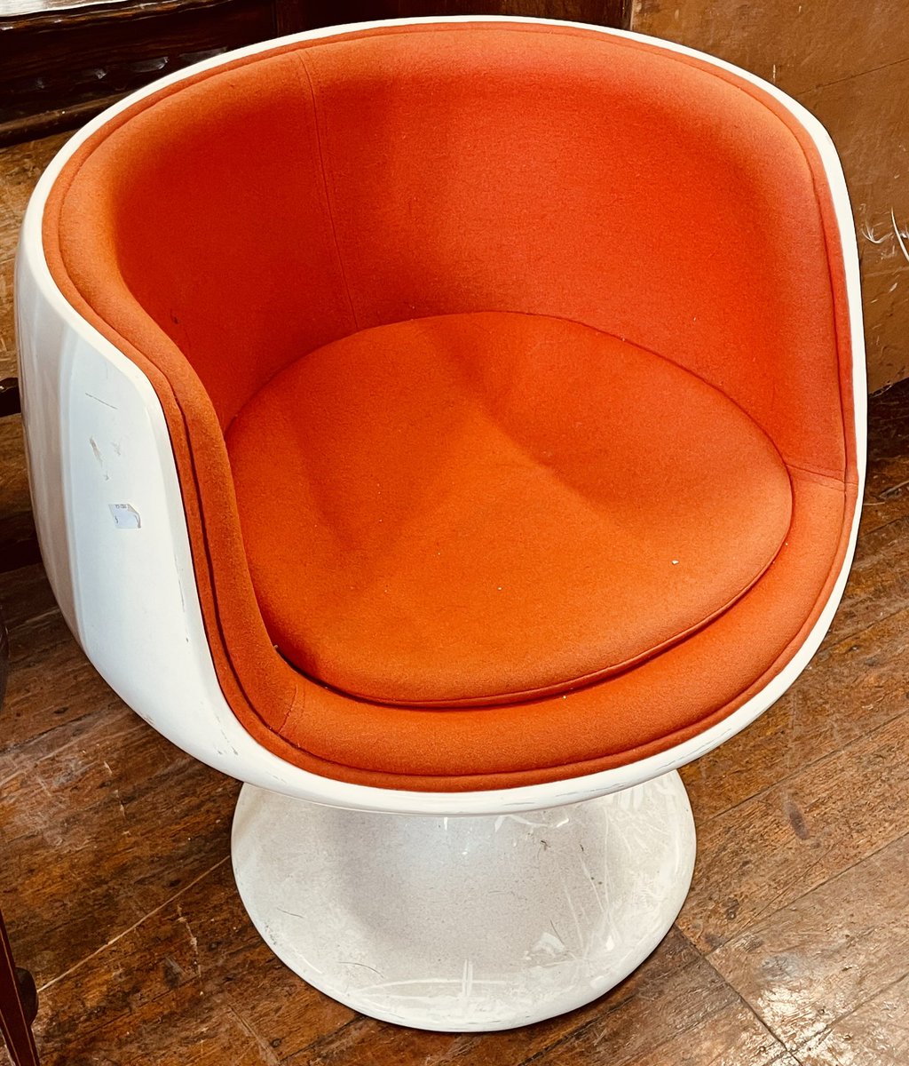 Want something cool and stylish to sit, bid on this 1960’s laminated moon chair. @HansonsUK @hansonsstaffs @HansonsAuctions @the_saleroom #furniture #antique #1960s #antiquefurniture