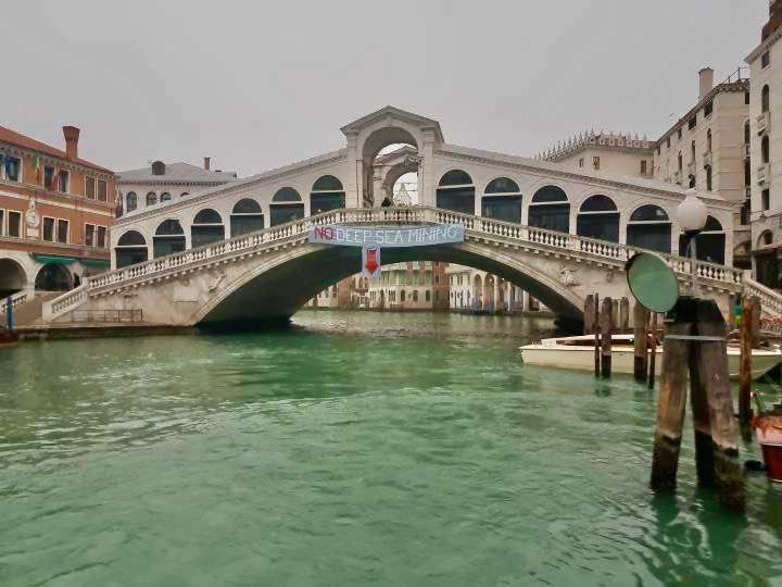 🇮🇹Italian climate activists hang a deep sea mining ban protest banner on Venice's Rialto bridge. 
Let's defend the deep! #ClimateAction #LookDown #StopDeepSeaMining #climatechange