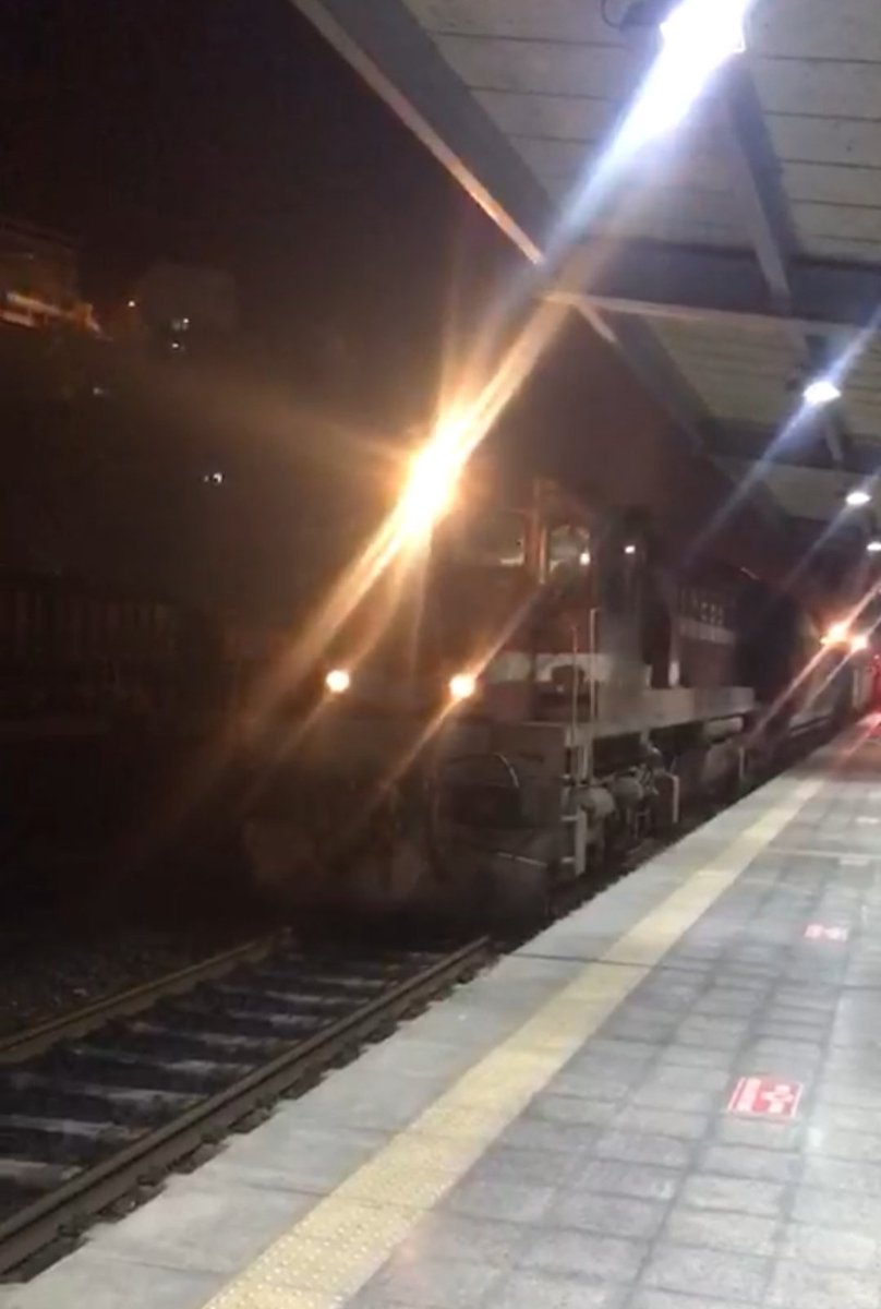 TC_Zonguldak's tweet photo. 📌Deprem bölgesine yardım seferberliği hız kesmeden sürüyor.
✅15 vagon odun,
✅1 vagon ihtiyaç malzemesi (231 adet soba,soba borusu,koruyucu tulum,tıbbi malzeme, su,katalitik soba) taşıyan tren an itibariyle Zonguldak'tan Kahramanmaraş'a hareket etti.
#BizBirlikteGüçlüyüz 🇹🇷 https://t.co/DQIdjWpA1C