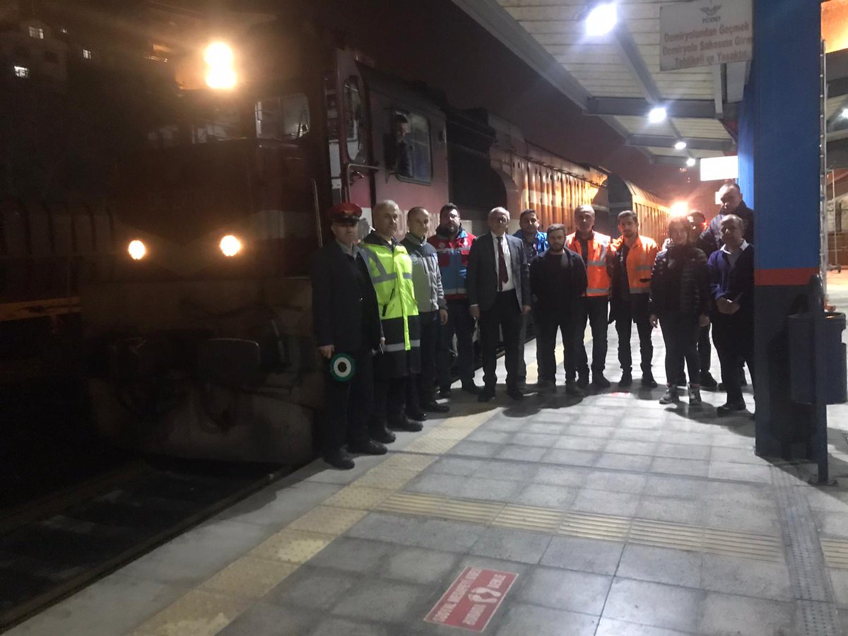 TC_Zonguldak's tweet photo. 📌Deprem bölgesine yardım seferberliği hız kesmeden sürüyor.
✅15 vagon odun,
✅1 vagon ihtiyaç malzemesi (231 adet soba,soba borusu,koruyucu tulum,tıbbi malzeme, su,katalitik soba) taşıyan tren an itibariyle Zonguldak'tan Kahramanmaraş'a hareket etti.
#BizBirlikteGüçlüyüz 🇹🇷 https://t.co/DQIdjWpA1C