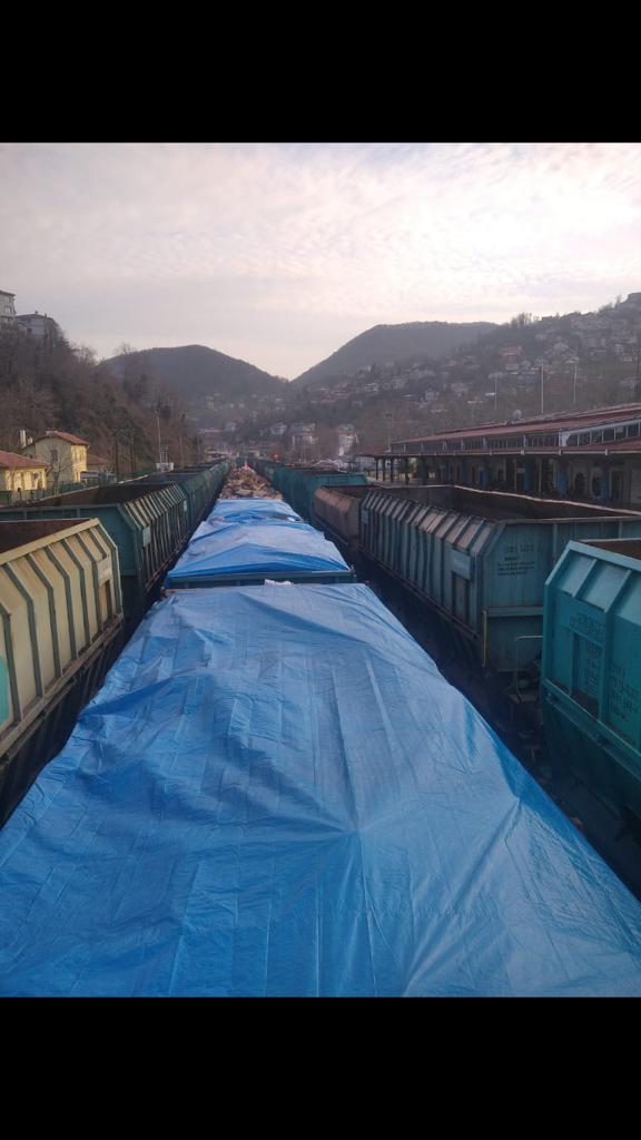 TC_Zonguldak's tweet photo. 📌Deprem bölgesine yardım seferberliği hız kesmeden sürüyor.
✅15 vagon odun,
✅1 vagon ihtiyaç malzemesi (231 adet soba,soba borusu,koruyucu tulum,tıbbi malzeme, su,katalitik soba) taşıyan tren an itibariyle Zonguldak'tan Kahramanmaraş'a hareket etti.
#BizBirlikteGüçlüyüz 🇹🇷 https://t.co/DQIdjWpA1C