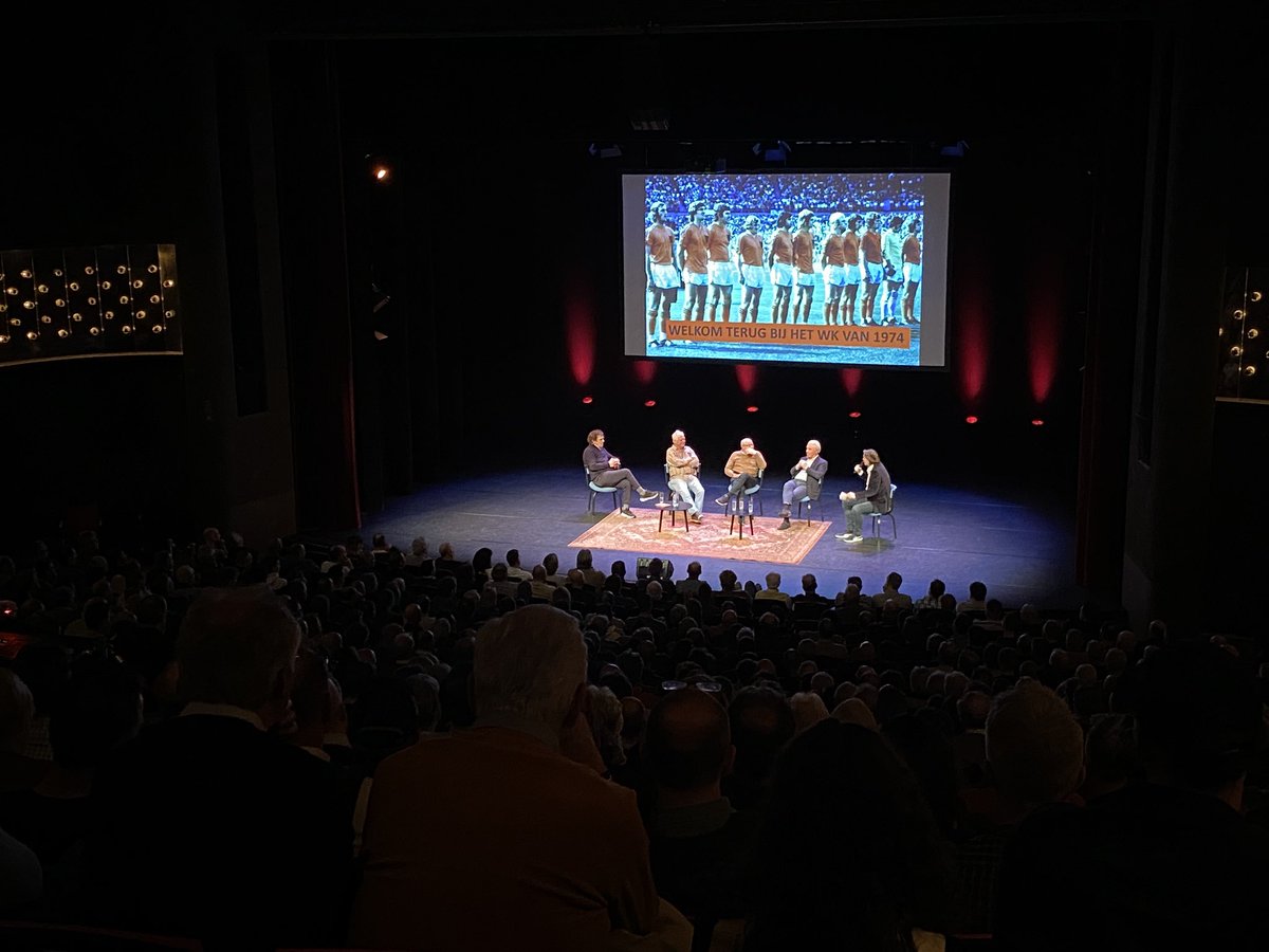 ‘Welkom terug bij het WK van 1974.’ In het Oude Luxor halen Van Hanegem, Rep, Israël en Rijsbergen herinneringen op met presentator <a href="/EddyvanderLey/">Van der Ley Media</a>.  WvH werd maandag 79 jaar en is de grote ontregelaar op het podium. De 600 aanwezigen lachen en luisteren ademloos