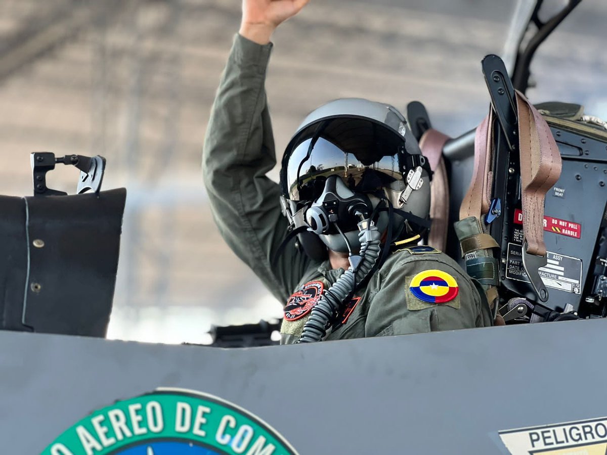 FuerzasMilCol's tweet photo. Incansables y #SimpreFirmes en cumplimiento nuestra misión iniciamos un nuevo día para volar y defender la soberanía nacional.
#ConstruimosPatria https://t.co/SYSq2lwf65