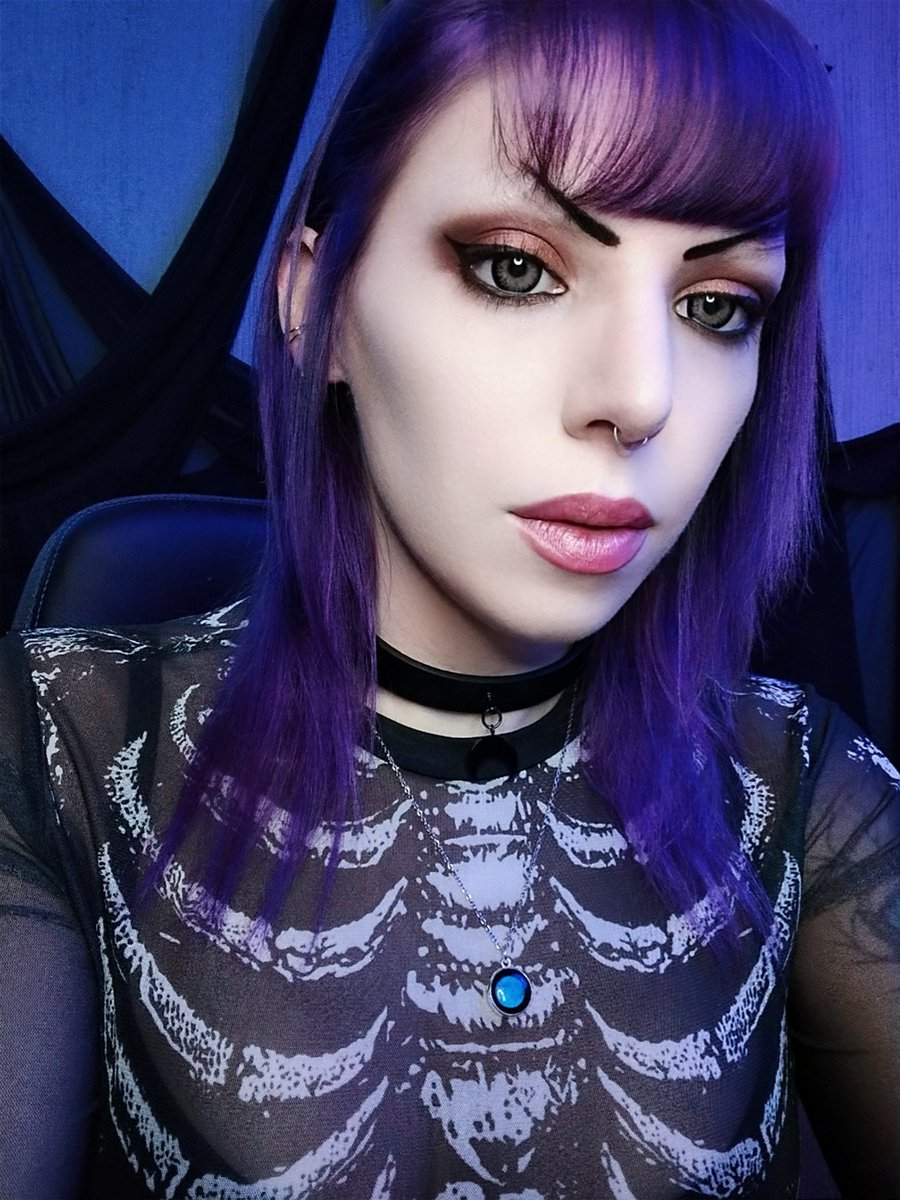 A few #selfies before last night's stream. 

Tonight we'll finish Darkside Detective, then do some book #reading 

#streamergirl #gothgirl #goth #skeleton #twitchstreamer #twitchaffiliate #smallstreamer #storytime #livestreaming #twitchtv #supportsmallstreamers #gothgamer