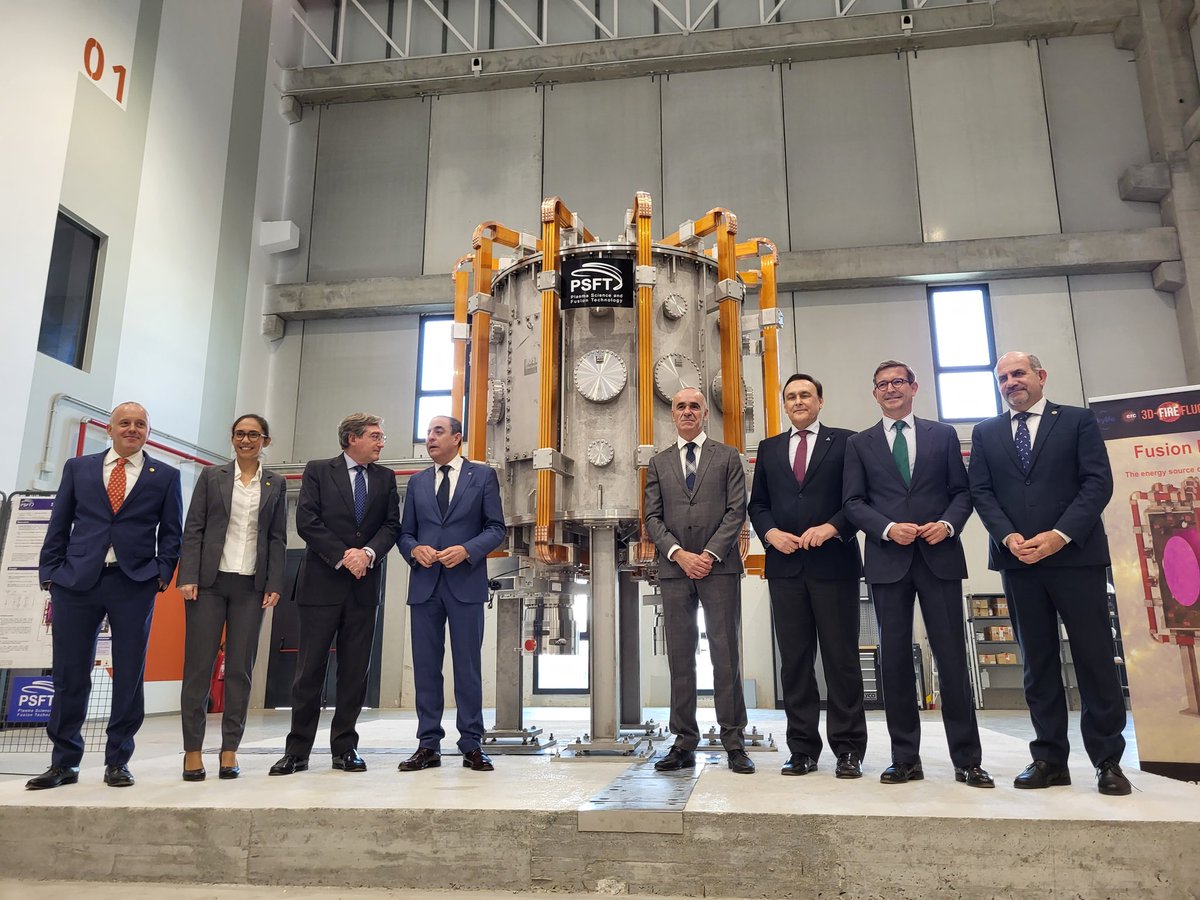 ParadelaJSr's tweet photo. La capacidad de innovación en #Andalucía no tiene techo. El proyecto #Tokamak que impulsa la @unisevilla en el @PuertoDeSevilla con financiación de @AndaluciaJunta explora la fusión nuclear. El primer reactor compacto de España ha sido creado aquí. https://t.co/yZv6U87Xns