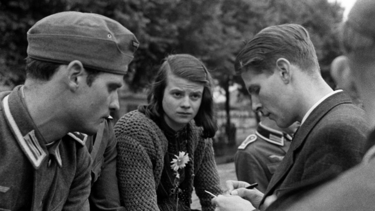 KorinaM73's tweet image. Heute vor 80 Jahren wurden die Widerstandskämpfer der Weißen Rose Sophie und Hans Scholl, sowie Christoph Probst durch die Guillotine hingerichtet. Ihr bleibt unvergessen!🌹🤍
#SophieScholl #HansScholl #ChristophProbst #weisserose #widerstand #unvergessen