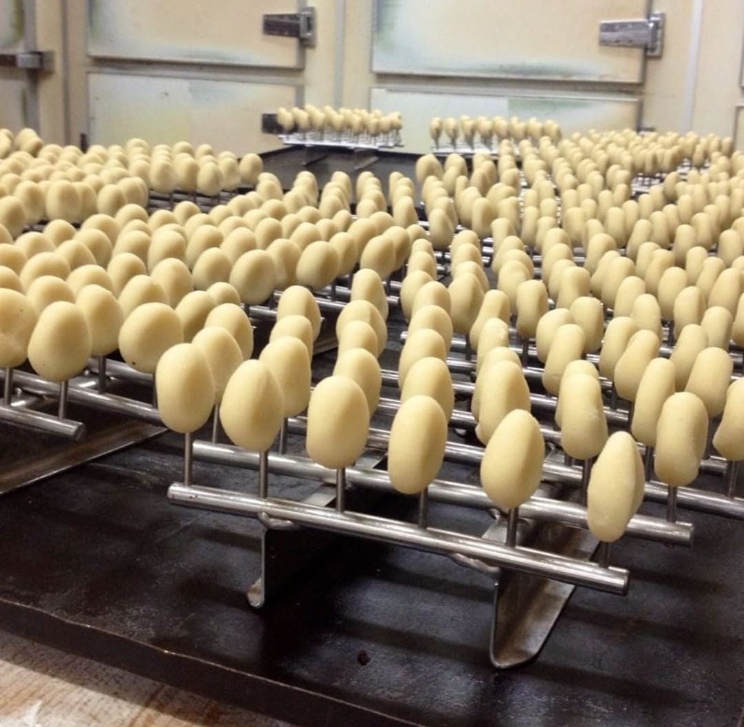 pasteleriascaso's tweet photo. Después las colgamos de ganchos y las sumergimos en delicioso caramelo y ¡tacháaaaan! Ahí las tenemos terminadas en su cajita con el distintivo @CalialAlimentos. NO contienen gluten ni lactosa. Solo disponibles en tienda (también puedes encargarlas 😋). 

#glutenfree #lactosefree https://t.co/enULqCQNJ7
