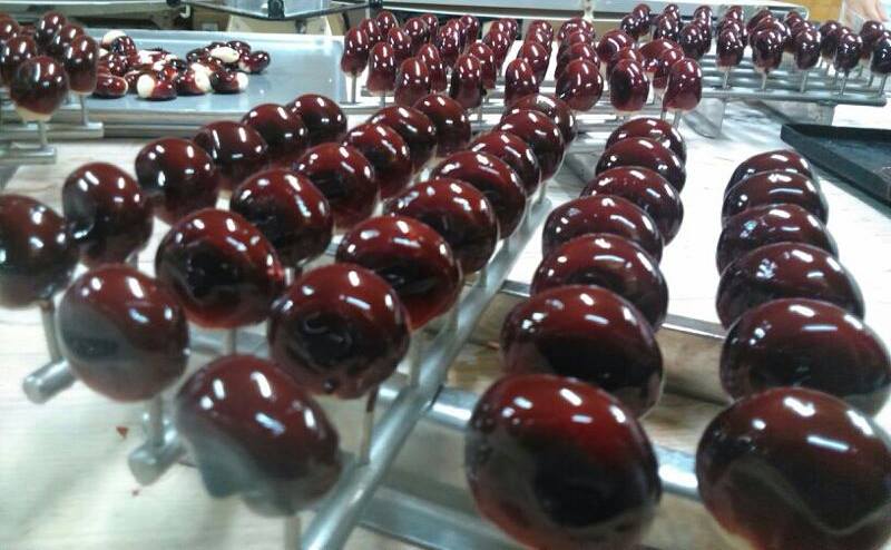 pasteleriascaso's tweet photo. ¡El brillo de ese #caramelo seduce hasta a los menos lamineros! 🍬🤩

¿Sabéis qué son? Castañas de #mazapán, un dulce típico de nuestra tierra, Huesca. En #Ascaso las elaboramos desde el s.XIX con almendra marcona española en un proceso manual en el que les damos forma una a una. https://t.co/DE7svRegcY