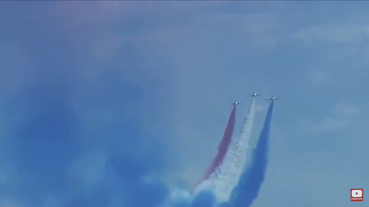 mathteacher2695's tweet photo. A great way to start off a discussion on parallel lines and where we can find them … it even captured a plausible real life example of how they can be curved also! #mathstalk #linesandangles #redarrows #parallellines https://t.co/TWAXXNGLsW
