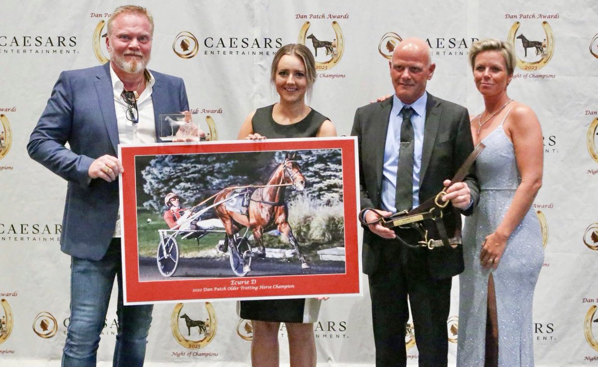 Special Way ~ 2 yo trotting filly Champion🌟 Ecurie D ~ older trotting Horse Campion🌟 Thanks to <a href="/USHWA_/">USHWA</a> and all the voters! 🙏 #nightsofchampions 🐎❤️👏 #TeamSvanstedt 🇺🇸🥰👌