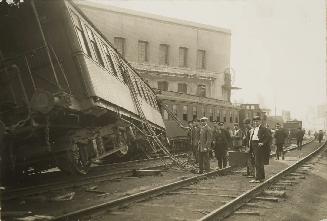 Tren descarrilat a l'estació de Sants, amb un grup d'obrers redreçant-lo

05/1924

📷 Desconegut
<a href="/BCN_arxiu/">Arxiu Municipal de Barcelona</a>

#renfe #trens #sants #estaciodesants #historiaambcolor