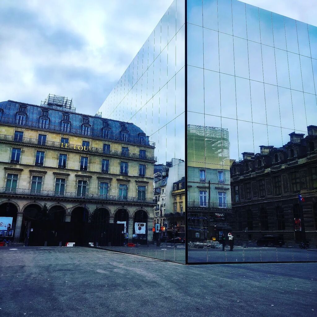 Jeu de miroir, Palais Royal
#paris #tourisme #palaisroyal instagr.am/p/Co-glaRIkEu/
