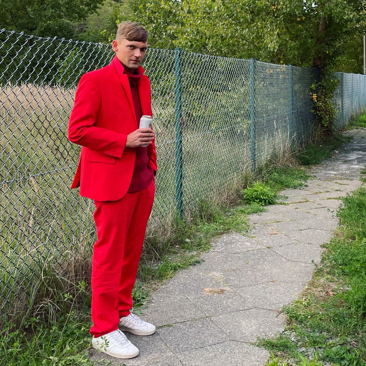 OliverGottwald's tweet photo. Über 150.000 Streams für mein Album 2. OG - da kann man zur Feier des Tages schon mal anstoßen! 🥳 #2og
https://t.co/Bx6fJKmVGp
Was es mit dem roten Anzug auf sich hat, erfahrt ihr morgen... Schon gespannt? 👀 https://t.co/DkUpdL3ERX