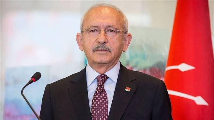 Kemal Kılıçdaroğlu demişti ki; “elinizi vicdanınıza koyun öyle oy verin.” Güzel söz etmiş!

Bu yüzden elimi vicdanıma koydum ve dedim ki; “nankör olamam, oyumu Recep Tayyip Erdoğan'a vereceğim.”

#BirKiraBirYuva Halk TV #YardımParalarıNerede 
G İ D E C E K S İ N İ Z Metin Akpınar