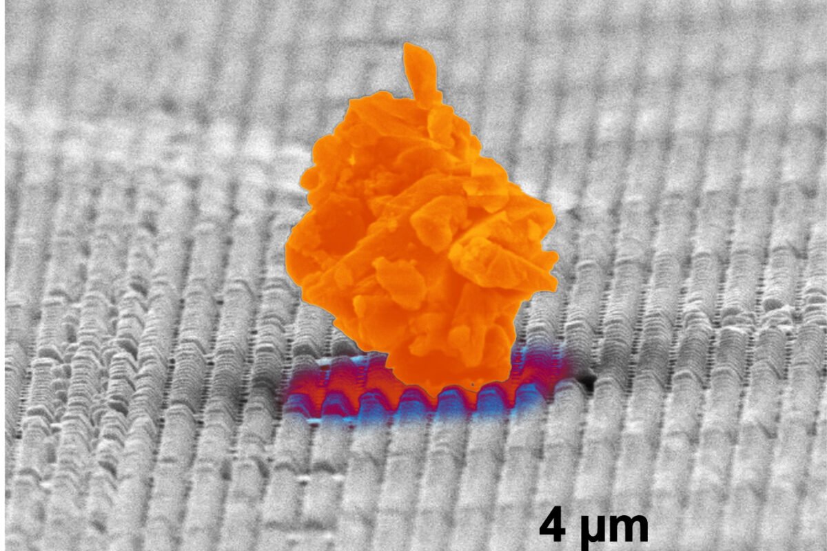 CockrellSchool's tweet image. Tired of dusting? #TexasEngineers have developed a new method to keep #dust from sticking to surfaces, allowing for many types of materials to be dust resistant such as spacecraft, solar panels and windows. Learn more and watch the new tech in action: bit.ly/3IliCpr