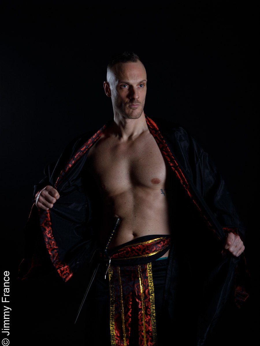 Jimmy_Grey_FR's tweet photo. Il semblerait que le nouveau studio fonctionne bien...
Steampunk ou guerrier de tout pays et époque... demandez en DM pour poser en collab.

#steampunk #guerrier #warrior #gayparis #frenchphotographer #gayphotographer #gaycosplay #cosplay #cosplaygay #studioparis #studiogay https://t.co/qCXrua1t0g