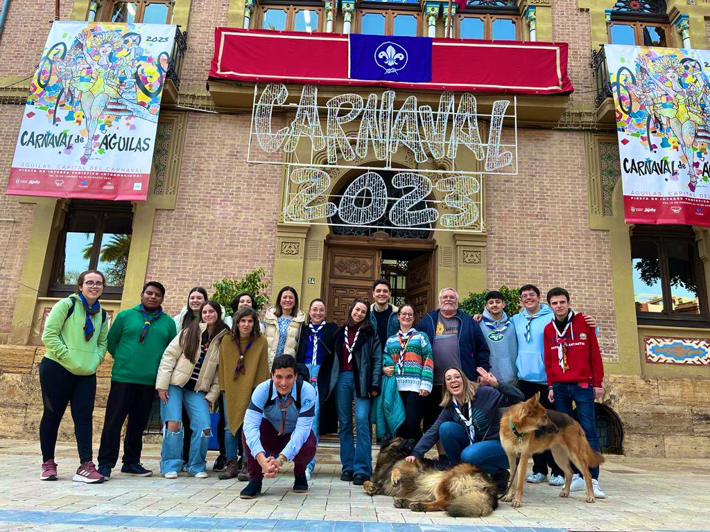 JuanAndresTE's tweet photo. Hoy es el #DíaMundialDelPensamientoScout . Así luce nuestro @AYUNTAGUILAS y lugares emblemáticos de nuestro municipio como conmemoración de esta fundamental organización. Gracias a todas las personas que lo hacéis posible @ccrenfe467 @severomontalvo @asde_exmu 
#Escultismo https://t.co/k3FzIls7lp