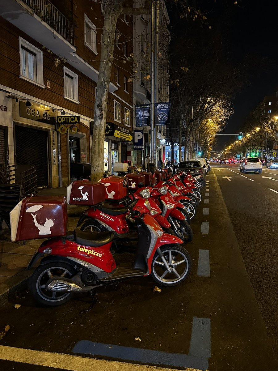 NareSanchez's tweet photo. Dos preguntas sobre algo que pasa TODOS los días en la calle Cea Bermúdez de Madrid.
La primera, para @MADRID y @policiademadrid: ¿esto es legal? 
La segunda para @telepizza_es: ¿les parece ético?
Hay un parking privado a 3 metros que como empresa privada les invito a pagar. https://t.co/wcUyL2ypay
