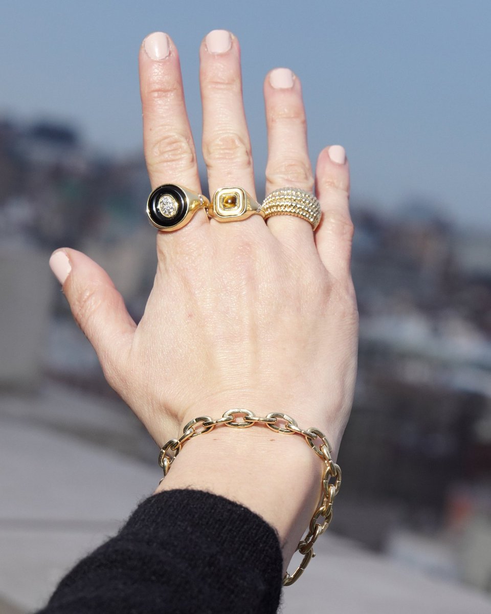 CastJewelry's tweet image. Cast takes #NYFW ✨ We love this chic stack #CastWonder
.
.
.
.
.
#PFW #FashionWeek #JewelryStack #GoldJewelryStack #Pearls #Style #NYFWStyle #GetawayRing