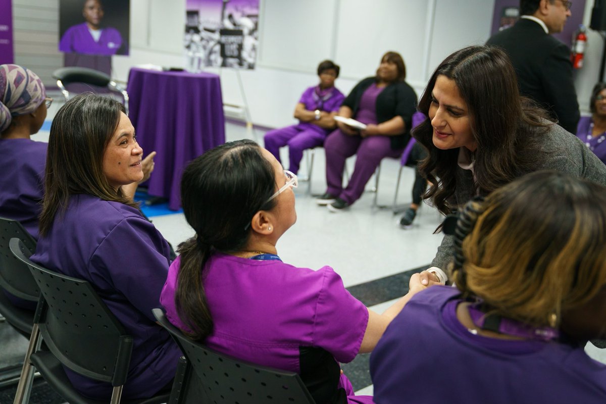 HonKamalKhera's tweet photo. Day in & day out PSWs have continually put the needs of others before themselves, and have always been there to care for Canada’s Seniors.
PM @JustinTrudeau, @leah_taylor_roy, @majidjowhari & I sat down to listen to the heroic, harrowing stories of PSWs from @SEIUHealthCan. 1/2 https://t.co/CbfEskdJRq