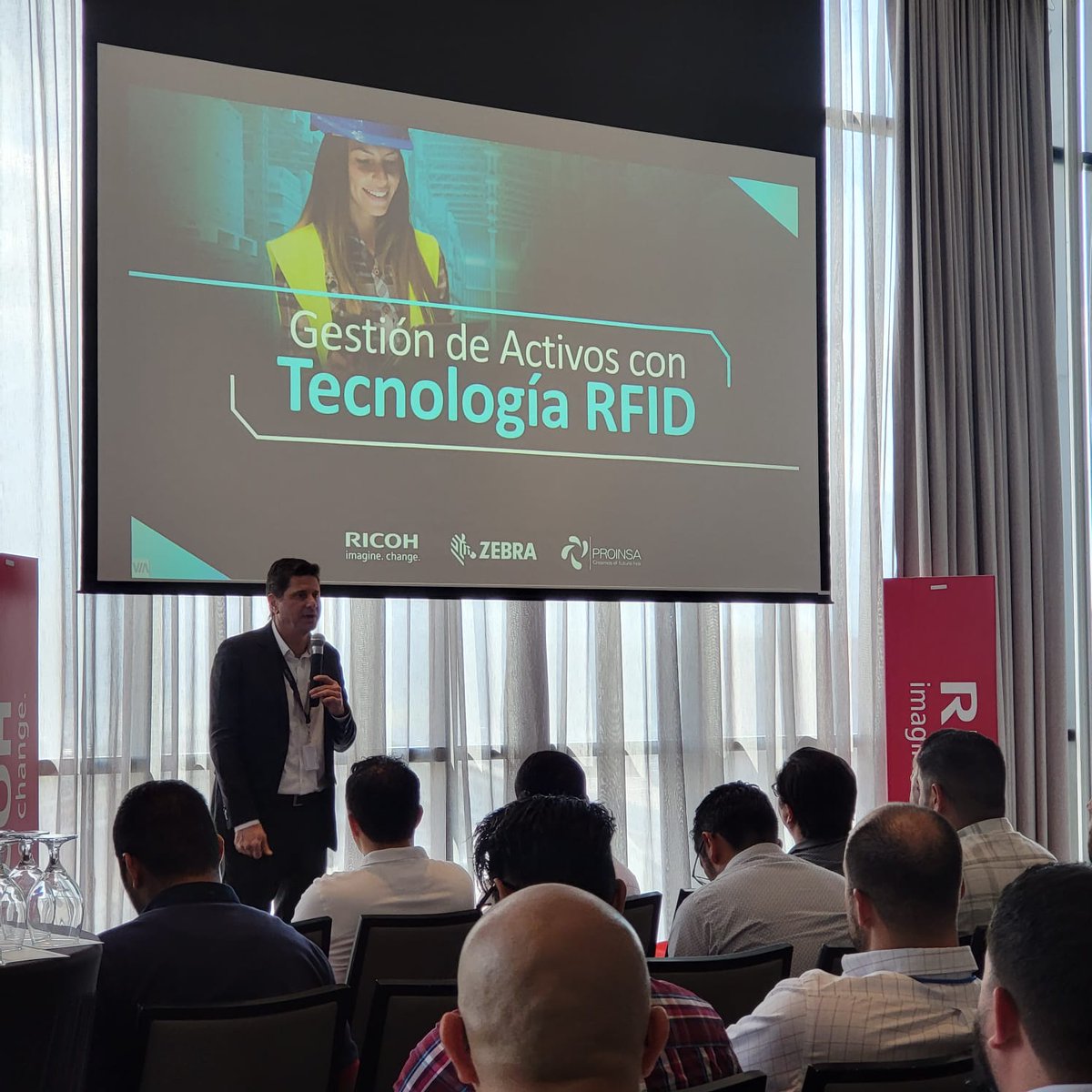RicohLA's tweet photo. ¡Gracias a todos los asistentes! 👏
Ayer #RicohCostaRica en alianza con @ZebraTechnology y #Proinsa celebraron un evento donde los asistentes pudieron experimentar tecnología #𝐑𝐅𝐈𝐃 de última generación para eficientar las cadenas de suministro. 📲 https://t.co/fXmFZEudvf